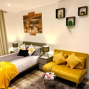Beautiful Studio In A House With Parking Apartment